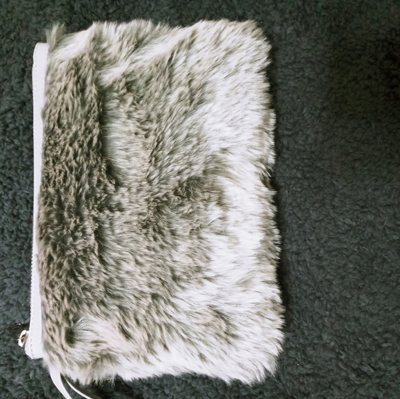 Faux fur wristlet - Picture 5 of 8